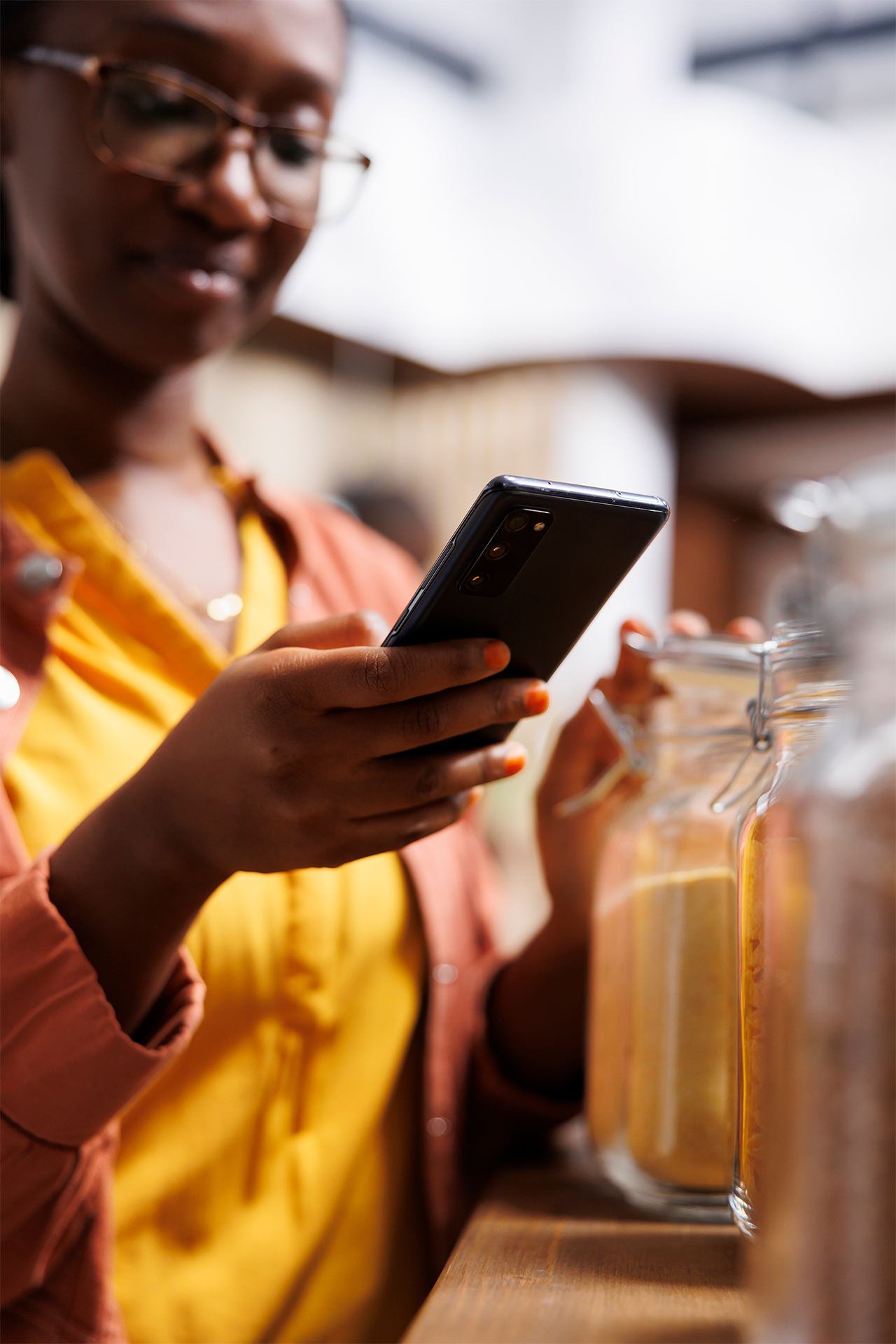 EESCREDIT Team collaborating in office